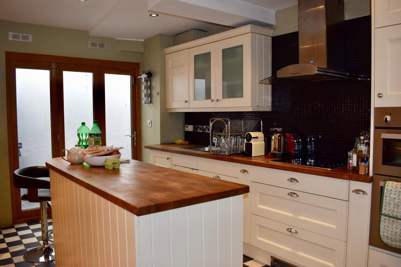 3 Bedroom House Near Portobello Apartment